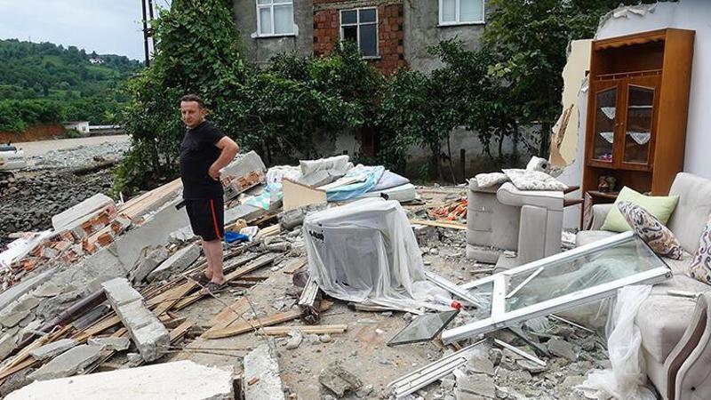 Arhavi'deki selde evleri yıkılan aile son anda kurtulmayı başardı