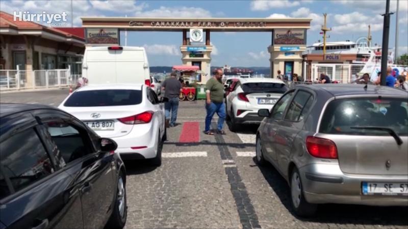 Çanakkale'deki feribot iskelelerinde tatilcilerin dönüş yoğunluğu sürüyor