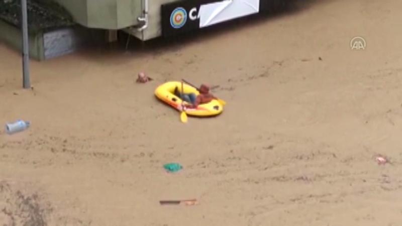 Arhavi'deki selde boğulmak üzere olan çift son anda botla kurtarıldı