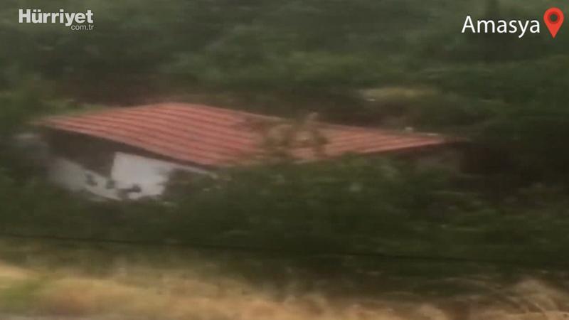 Amasya’da sel bir evi böyle yıktı
