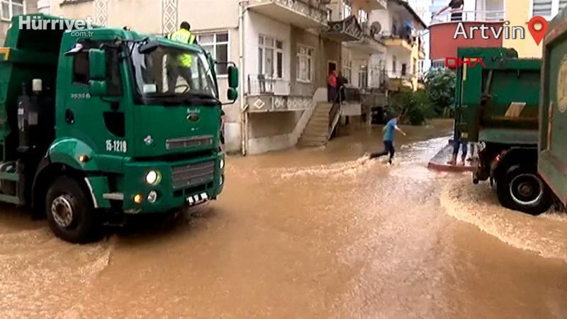 Arhavi'de etkili olan aşırı yağış sonrası ev iş yerlerini su bastı