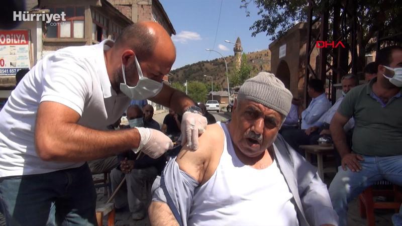 Muş'ta sağlıkçılar kahveleri gezerek aşı yaptı