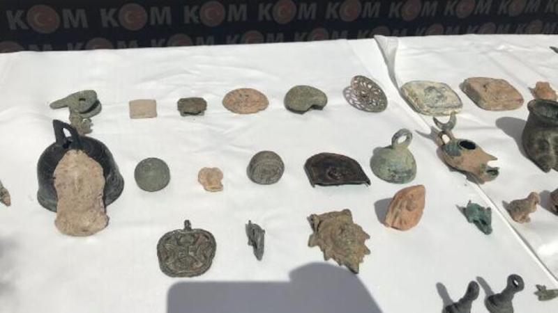 Kapalıçarşı'da 3 bin 248 adet tarihi eseri satmak isterken yakalandı