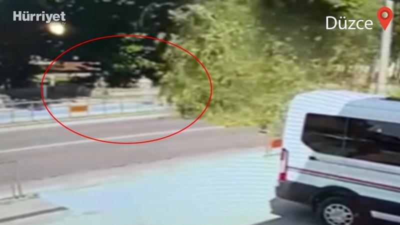 Düzce'de devrilen ağacın altında kalmaktan sonra anda kurtuldular