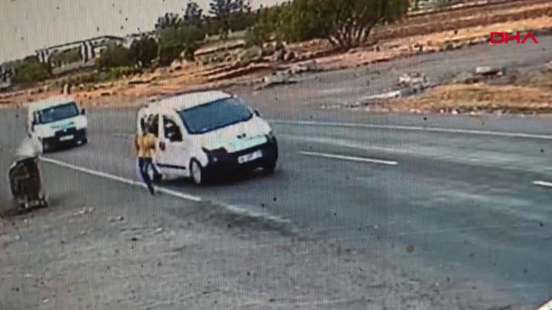 Çocuğun otomobilin altında kalmaktan kurtulduğu an kamerada