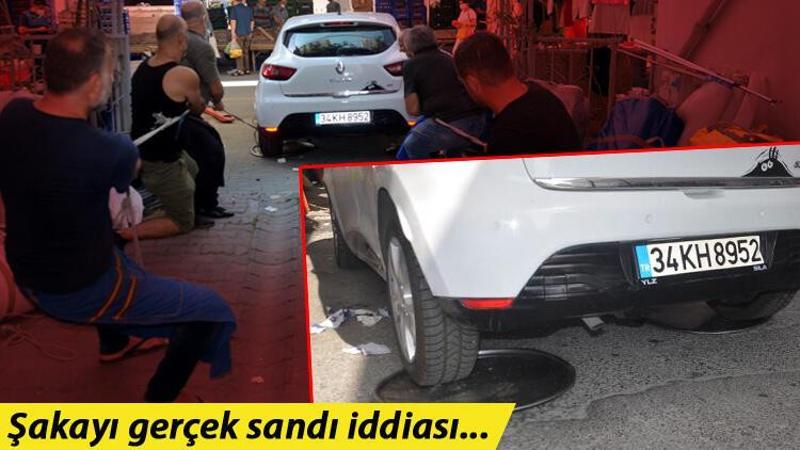 Avcılar'da pazarın ortasında bırakılan otomobile esnaftan tepsili operasyon