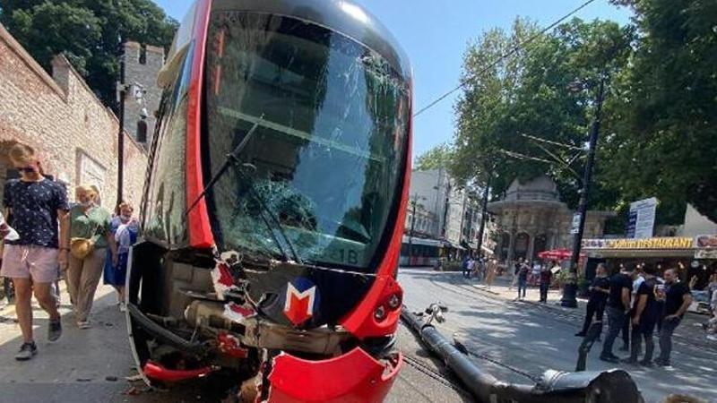 Fatih'te raydan çıkan tramvay elektrik direğine çarptı