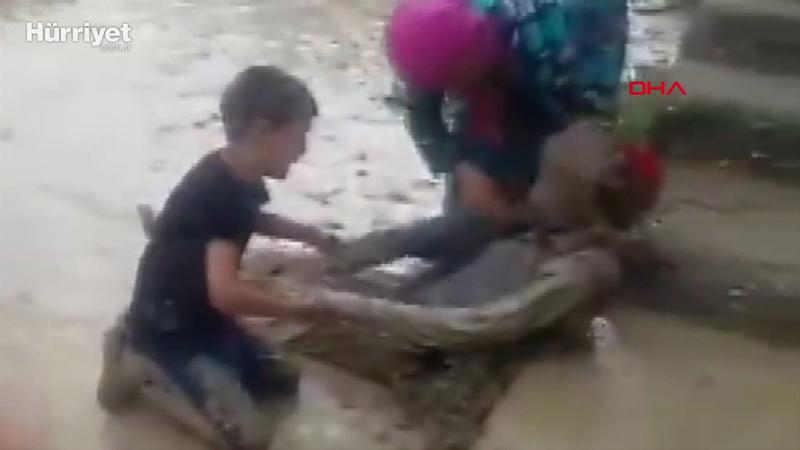 Sele kapılan kadının kurtarılma anı kamerada