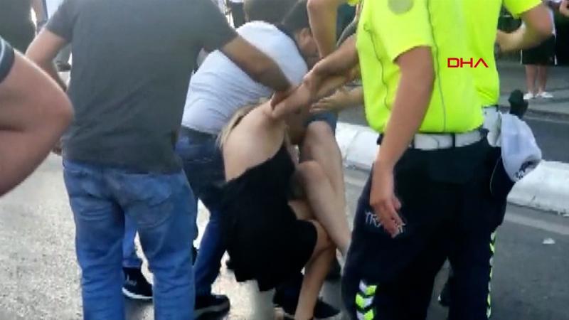 Taksim Meydanı'nda kadınların saç saça baş başa kavgası kamerada