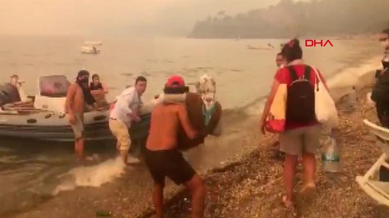 Mazıköy'de vatandaşlar deniz yoluyla tahliye ediliyor