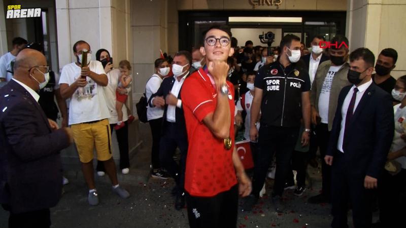 İstanbul'da Mete Gazoz çılgınlığı! Yurda döndü, böyle karşılandı