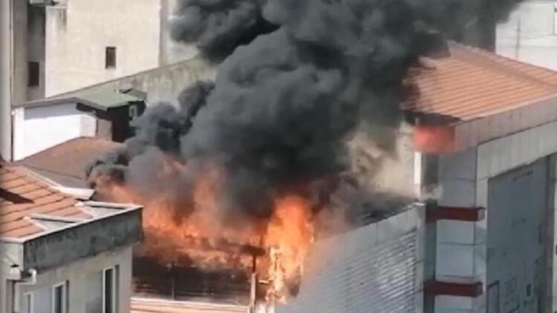 İzmit'te 4 katlı mağazanın çatısında yangın