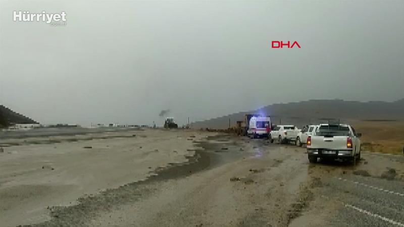 Meydana gelen sel Van - Hakkari karayolunu kapattı