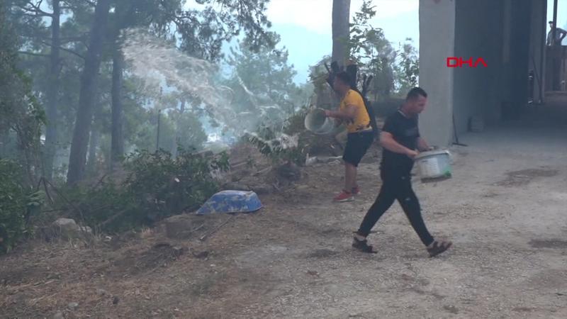 Manavgat Beydiğin Mahallesi yakınlarındaki orman yangını, rüzgarla etkisini artırdı