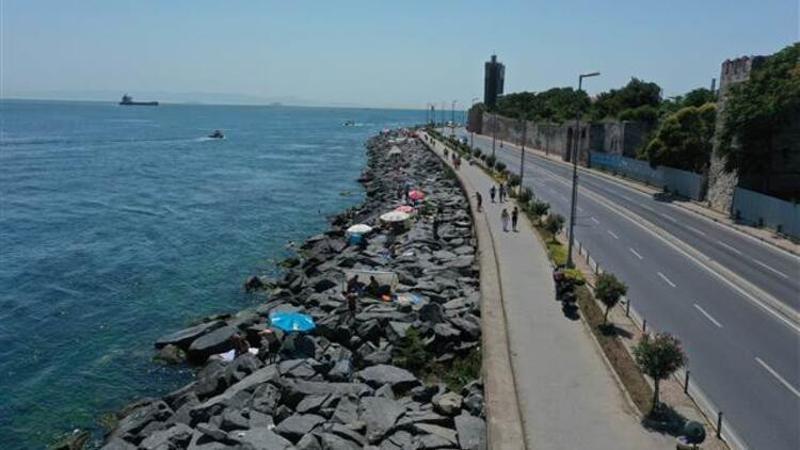 İstanbullular, sıcak havada Boğaz'ın sularında serinledi