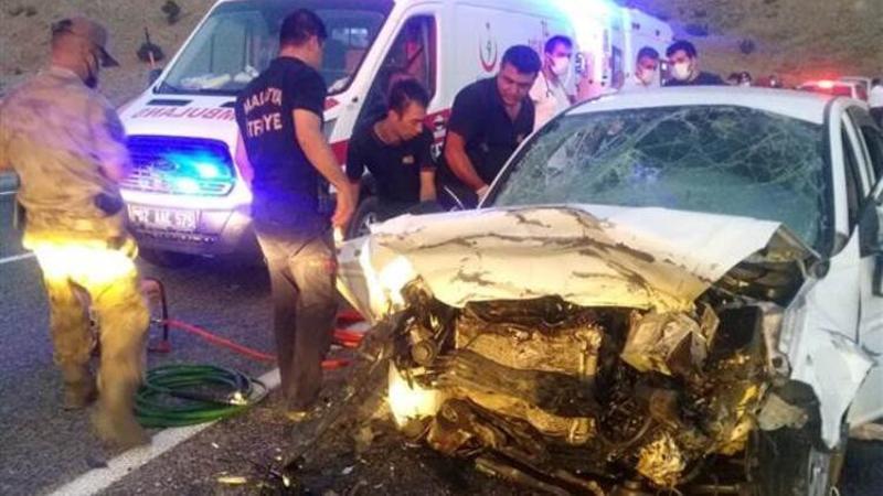 Adıyaman'da iki otomobil çarpıştı! Ölü ve yaralılar var