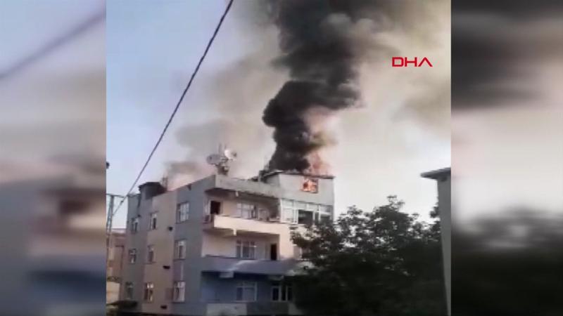 Arnavutköy'de 5 katlı binanın çatı katı alev alev yandı.