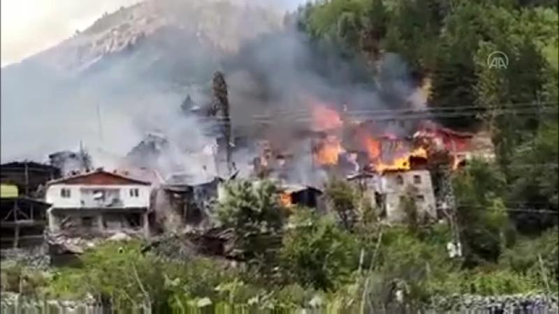Artvin Yusufeli'de bir evde çıkan yangın, çevredeki bazı ahşap evlere de sıçradı