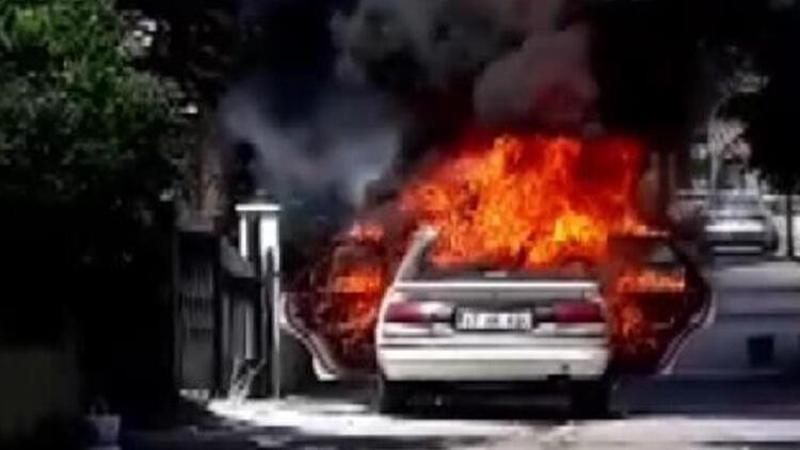Pendik'te yanan otomobil kullanılamaz hale geldi