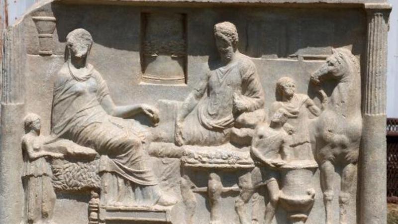 Çanakkale'de Parion Antik Kenti'nde 1900 yıllık mezar steli bulundu