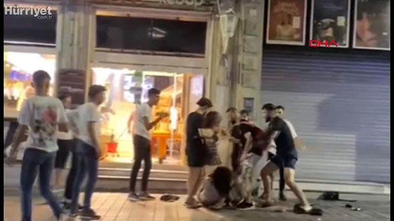 İstiklal Caddesi'nde kadınlar kavga etti; O ise kavgayı ayırmak yerine kadını yumrukladı
