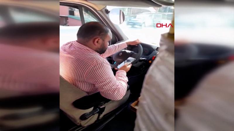 Minibüs şoförünün tehlikeli sosyal medya tutkusu kamerada