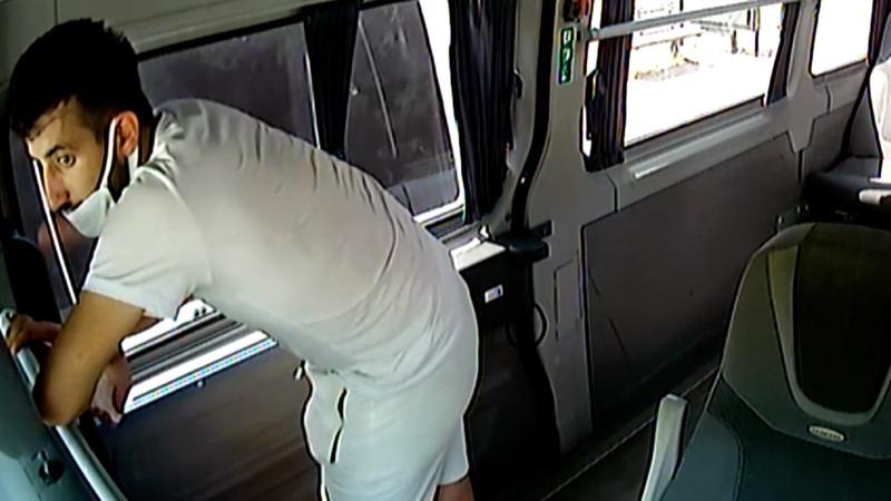 Minibüsün arka koltuğunda saklandı, şoför inince paraları çaldı! O anlar kamerada
