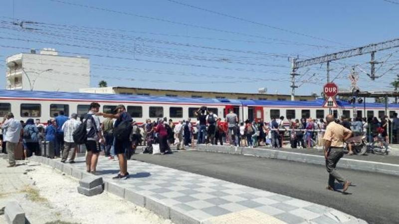Tren ters makasa girdi; yolcular tahliye edildi