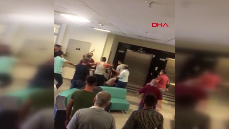 Güvenlik görevlileri ile hasta yakınları arasında 'maske' kavgası 8 yaralı