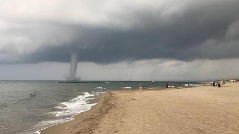 Sakarya Karasu'da denizde hortum oluştu