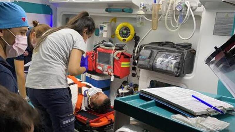 Kocaeli'de kaza sonrası yaralanan otobüs şoförü, "Çalışmam lazım" diyerel ambulanstan inmek istedi