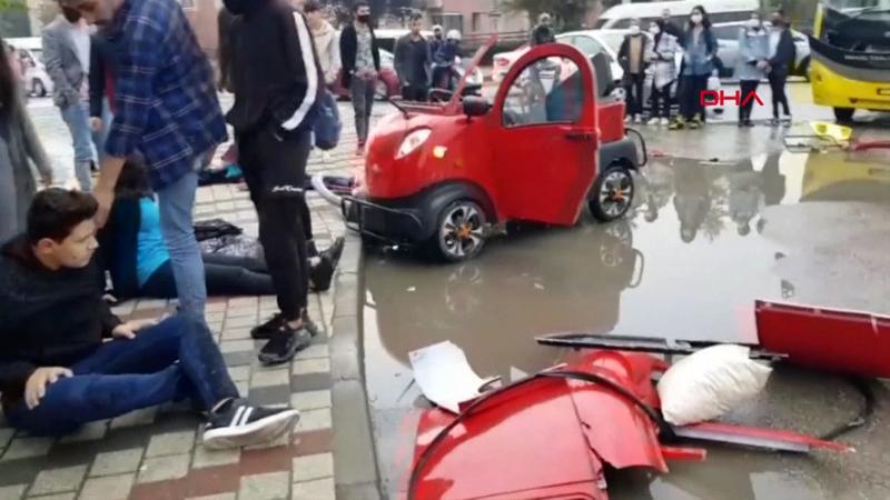 Halk otobüsüyle elektrikli araç çarpıştı: 3 öğrenci yaralı