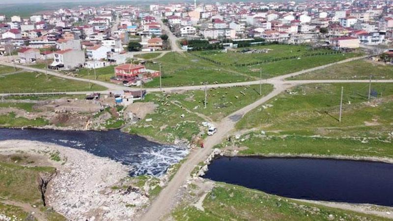 Çorlu Deresi yine simsiyah akıyor