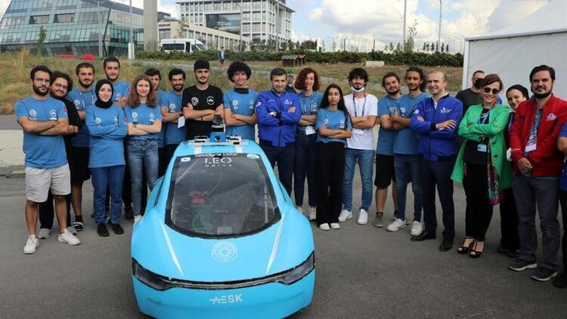 TEKNOFEST Yönetim Kurulu Başkanı Bayraktar, otonom araç yarışmasına katılan araçları inceledi