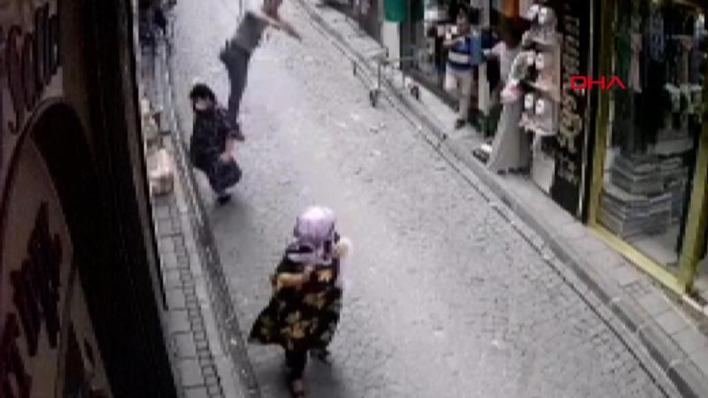 Montajını yaptığı klimayla düştü; yaşlı kadın son anda kurtuldu