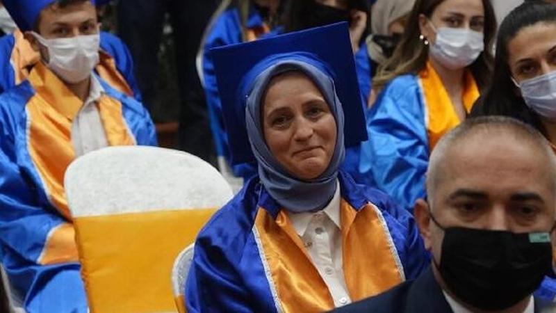 52 yaşında üniversiteyi birincilikle bitirdi