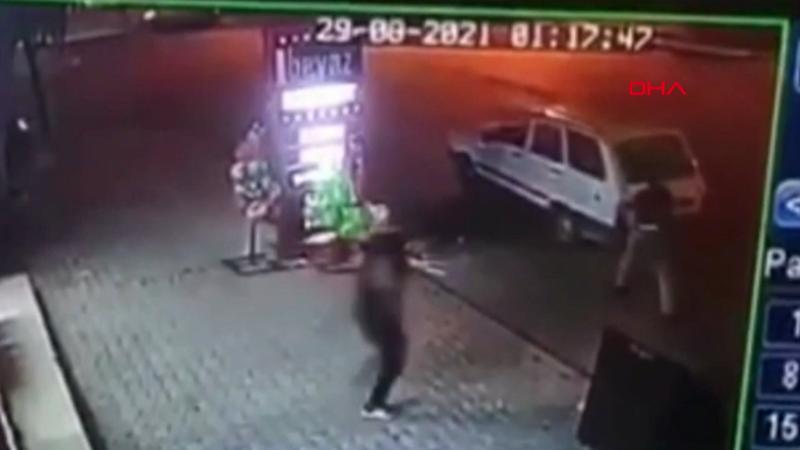 Freni boşalan otomobili kendilerini siper ederek durdurdular