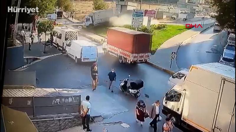 Güngören'de kamyonetin metro durağının girişine çarptığı kaza kamerada