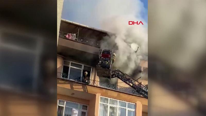 Bağcılar'da dört katlı binanın üçüncü katı yandı