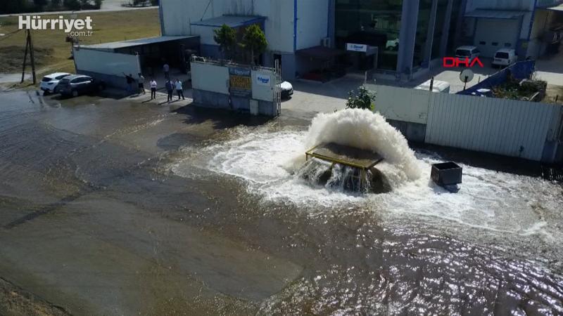 Sultanbeyli'de boru patladı; cadde ve fabrika bahçesi göle döndü