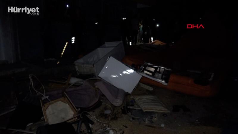 İzmir'de ev sahibinin 'evden çık' dediği kiracı, eşyaları sokağa fırlattı