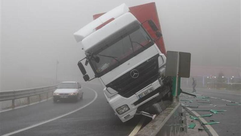 TIR beton bariyerin üzerine çıktı