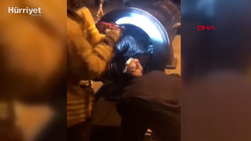 Fotoğraf çektirmek için girdiği tarihi topun içinde mahsur kaldı