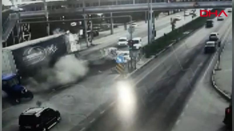Kontrolden çıkan TIR, önündeki araçlara çarptı! O anlar kameraya yansıdı