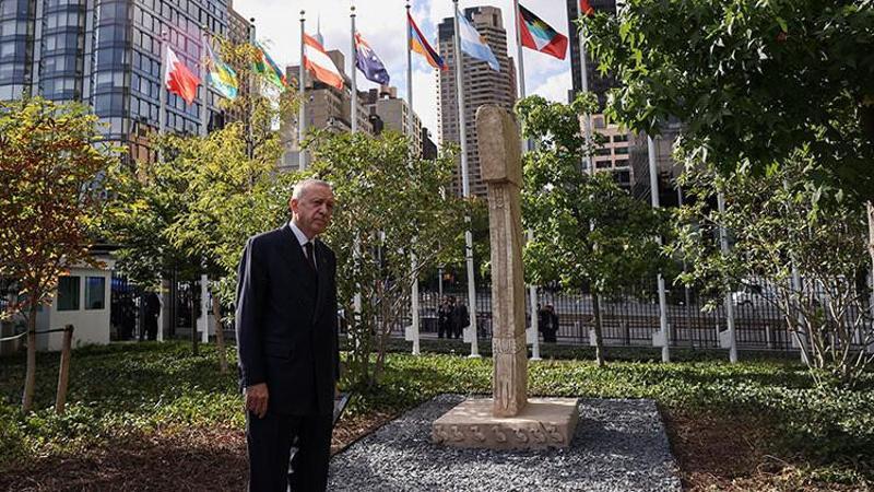 Cumhurbaşkanı Erdoğan, BM'de sergilenen Göbeklitepe'deki dikilitaşların replikasını ziyaret etti