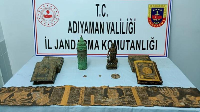 Adıyaman'da İbranice kitap ve heykel ele geçirildi
