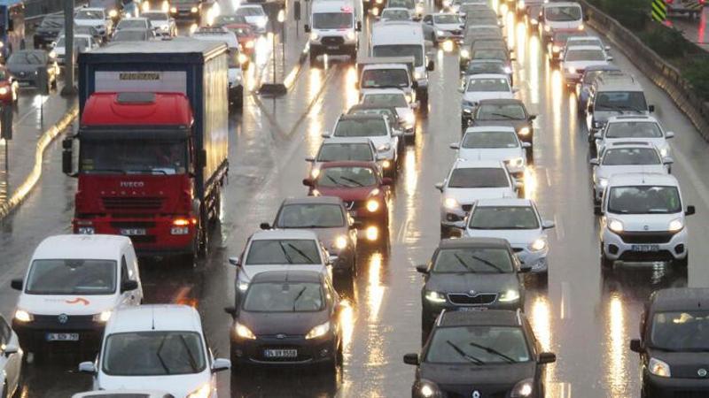 İstanbul'da yağmurun etkisiyle trafik yoğunluğu arttı