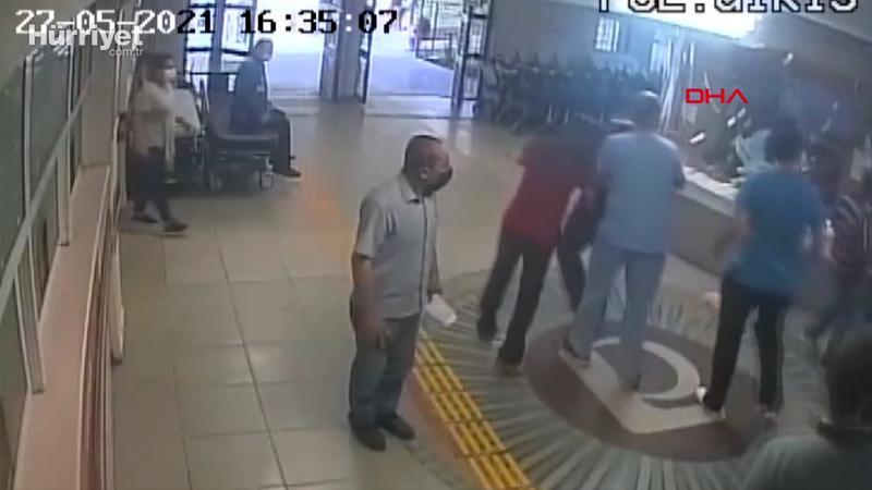 Doktor Ertan İskender'i güvenlik görevlilerinin gözü önünde bıçaklamış