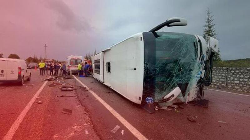 Bartın'da feci kaza! Otomobil ile çarpışan otobüs devrildi