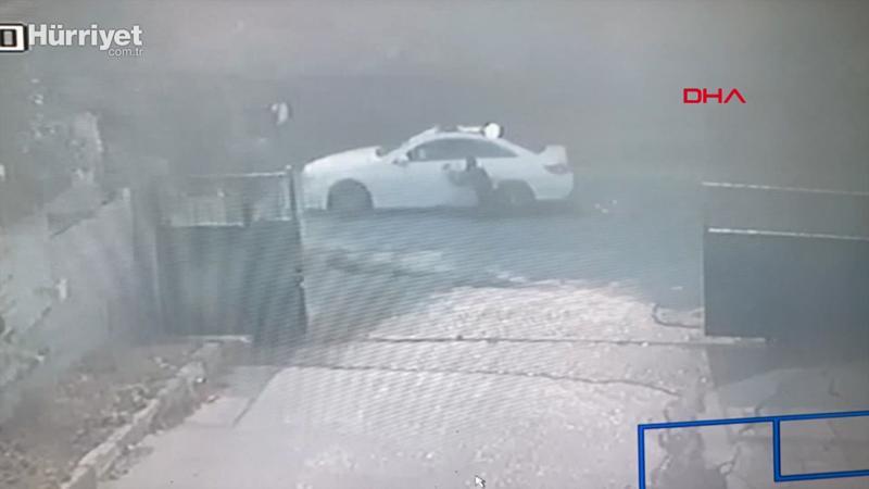 Başakşehir'de polis kaçan otomobilde asılı kaldı